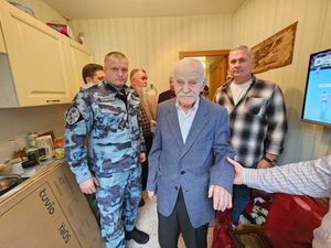 В Москве сотрудники ОМОН «Авангард» поздравили ветерана Великой Отечественной войны со 100-летним юбилеем